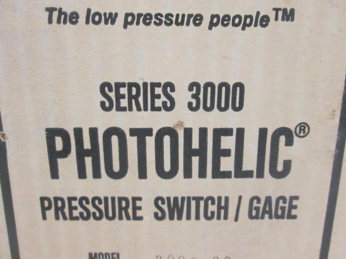 Dwyer, 3000-00, Photohelic Pressure Switch/ Gauge, Series 3000, New