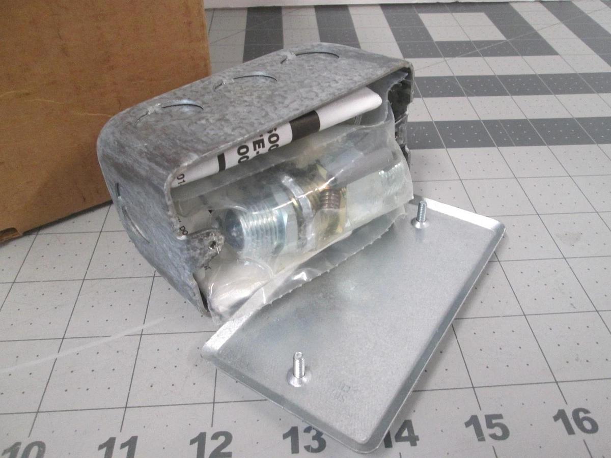 Johnson controls, TE-6001-3, Immersion Sensor Mounting Assy, New, Lot of 8