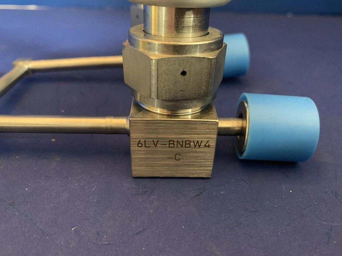 Used SWAGELOK 6LV-BNBW4-C,Valve Assy: 2 Valves, 3 Ports, 1/4" VCR, Used