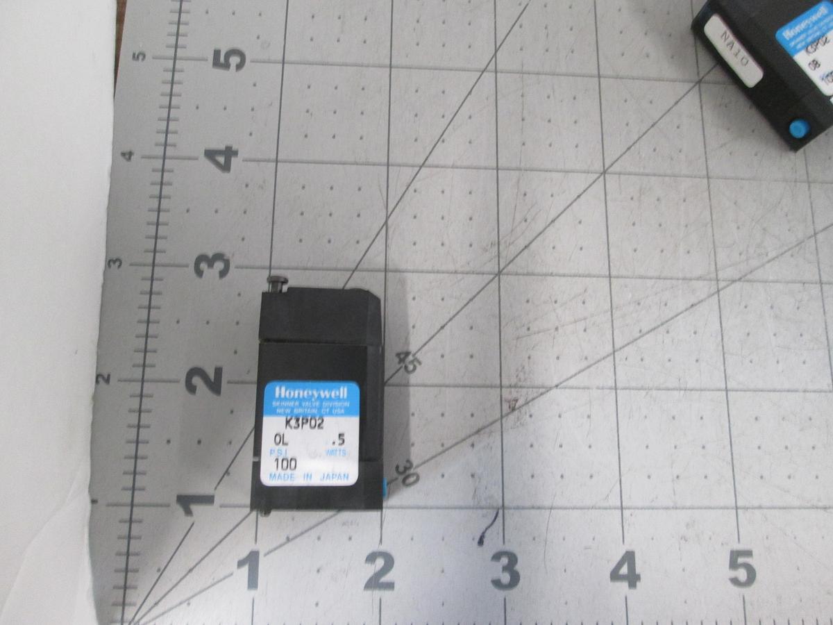 Used Honeywell, Skinner K3P02, 3-Way Solenoid Valve 24VDC, 100PSI 0.5W Lot of 4