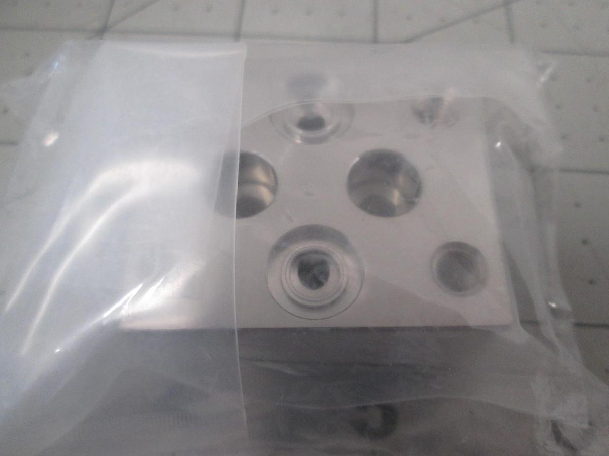 Used Fujikin, WV-4-20.8, SS Pipe Manifold Fitting Valve Block, New