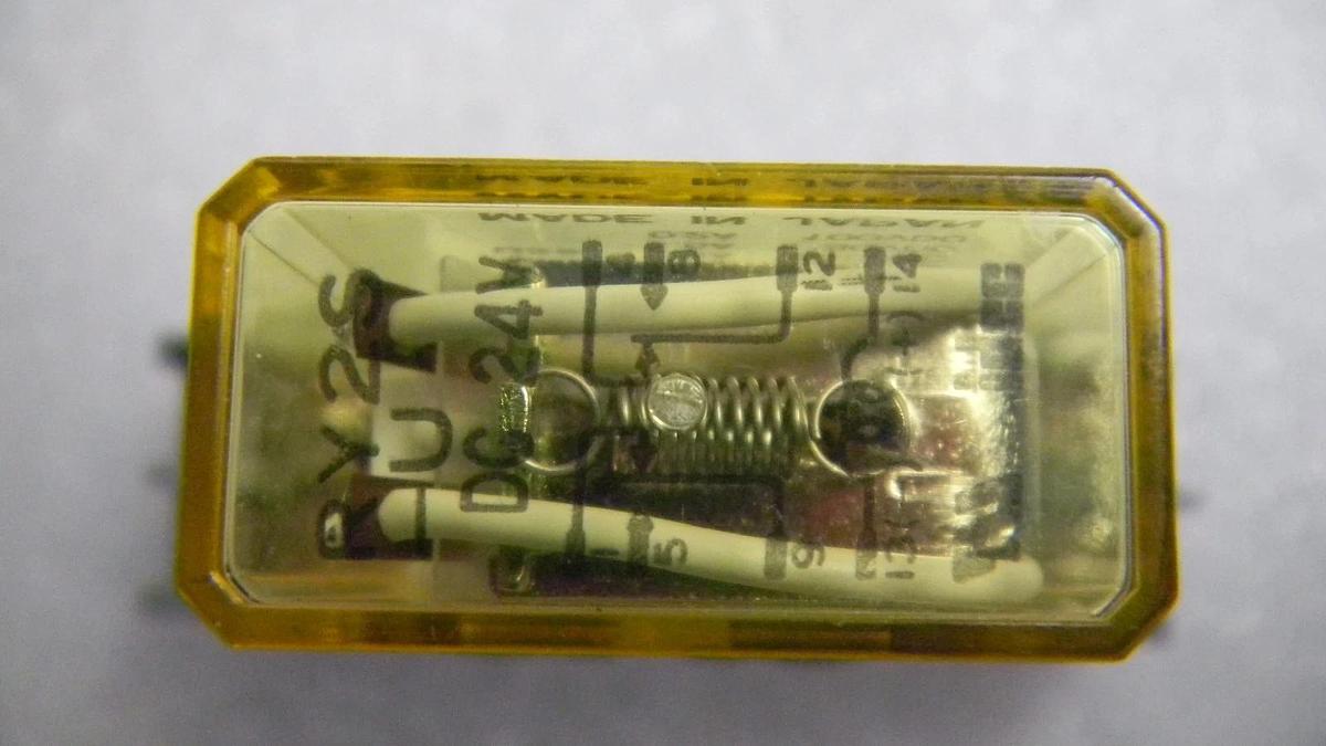 Used LOT of 4 - IDEC SY2S-05 Relay Socket With RY2S-U Relay, 7A, 300V, DC24V, Used