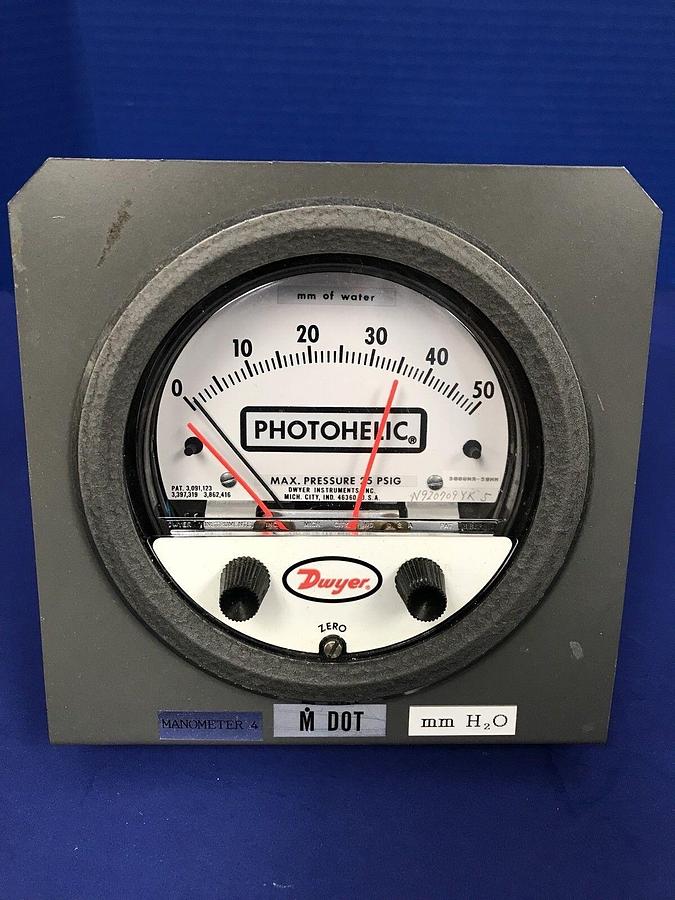Used Dwyer 3000MR Photohelic Gauge 0-50mm / 0-0.5kPa Water, Used