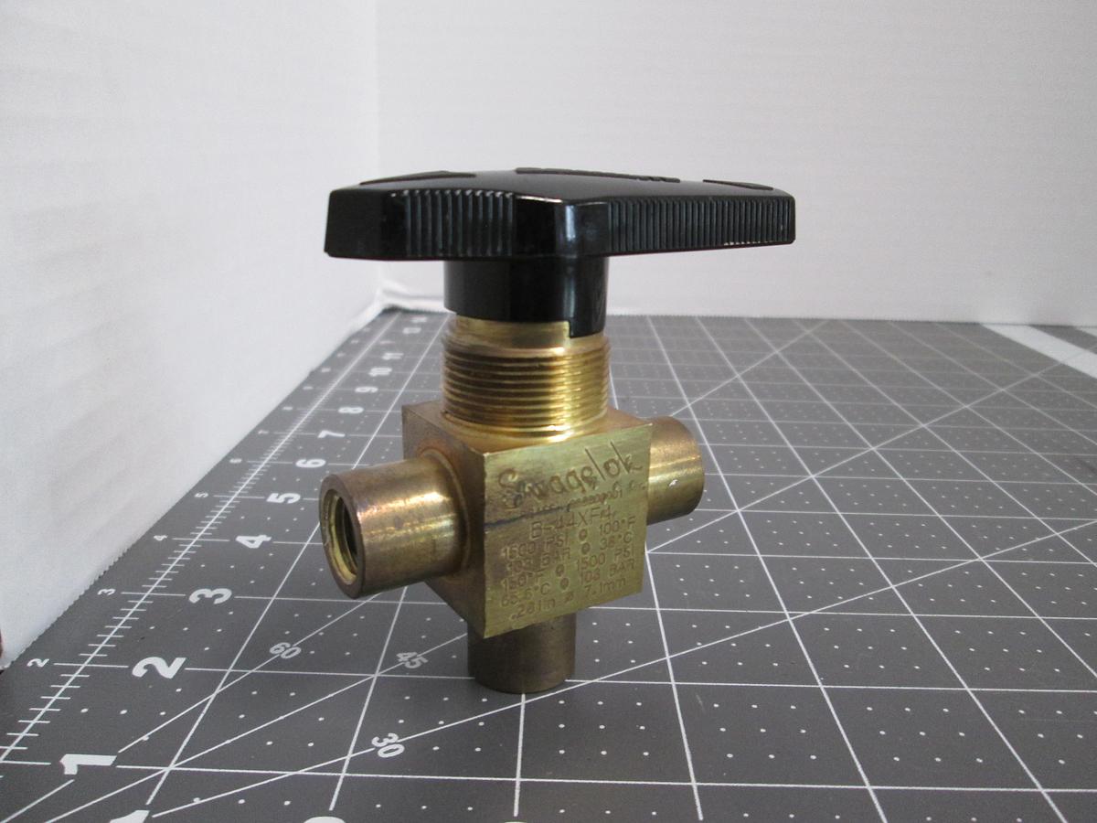 Used Swagelok B-44XF4 Used Brass 40 Series 3-Way Ball Valve 1/4 In FNPT 1500 PSI