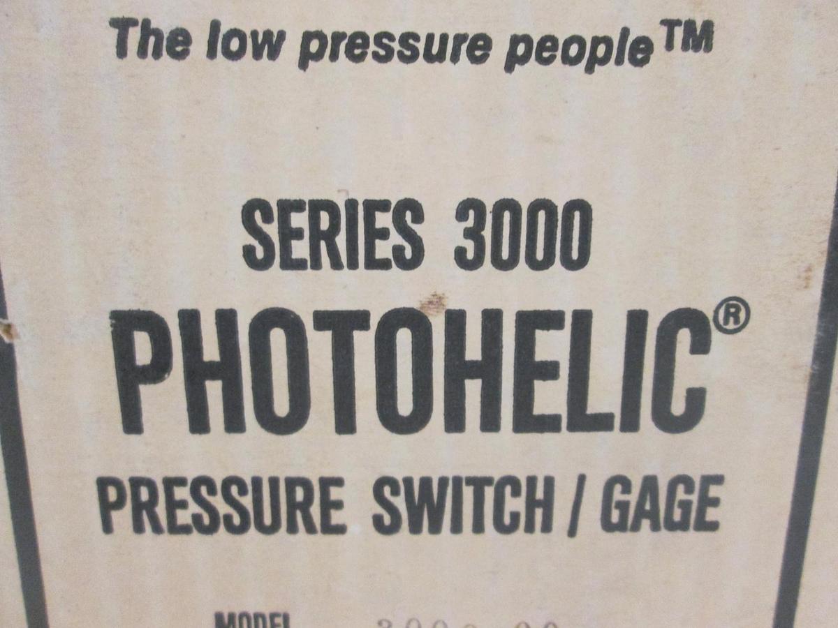 Dwyer, 3000-00, Photohelic Pressure Switch/ Gauge, Series 3000, New