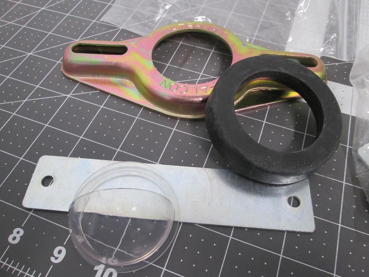 Used Lot of 2 Waterbury Falcon Oil Fluid Level Bubble Sight Glass Flange Assembly