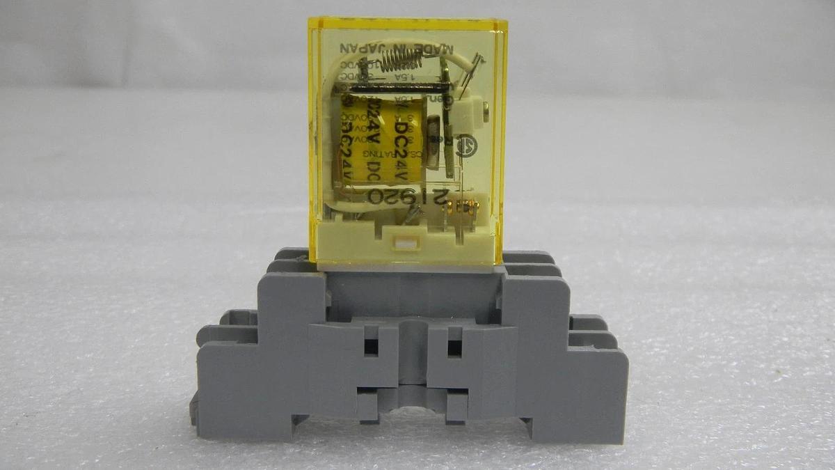 Used LOT of 4 - IDEC SY2S-05 Relay Socket With RY2S-U Relay, 7A, 300V, DC24V, Used