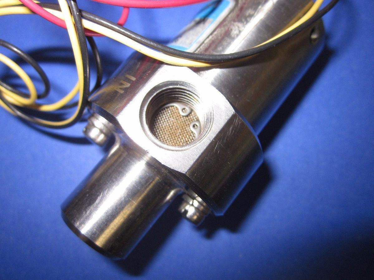 Used Autoflow FS5704CV-8M Adjustable Flow Switch for High Flow Liquid, Viton Seal