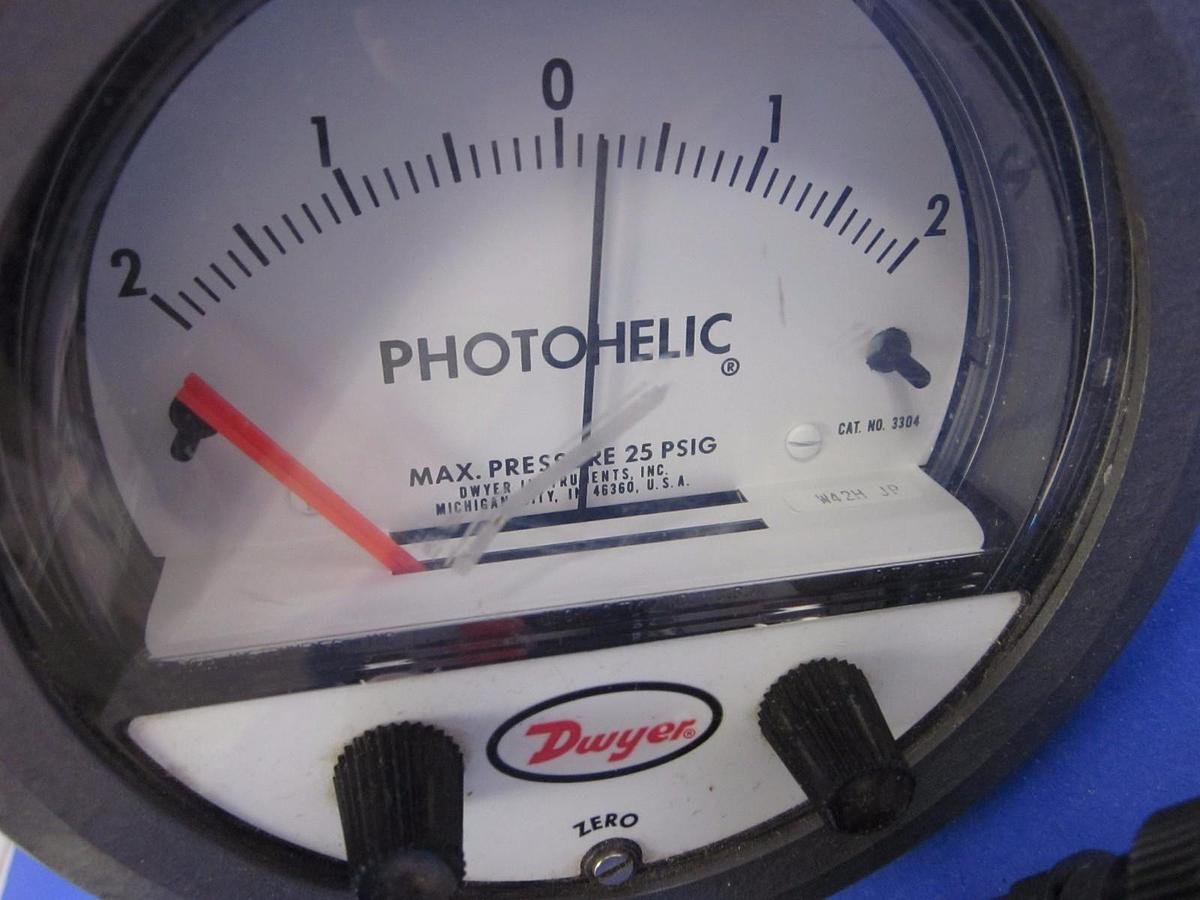 Used Dwyer 3304 Photohelic Pressure Switch/Gage , 2-0-2" of Water, Used