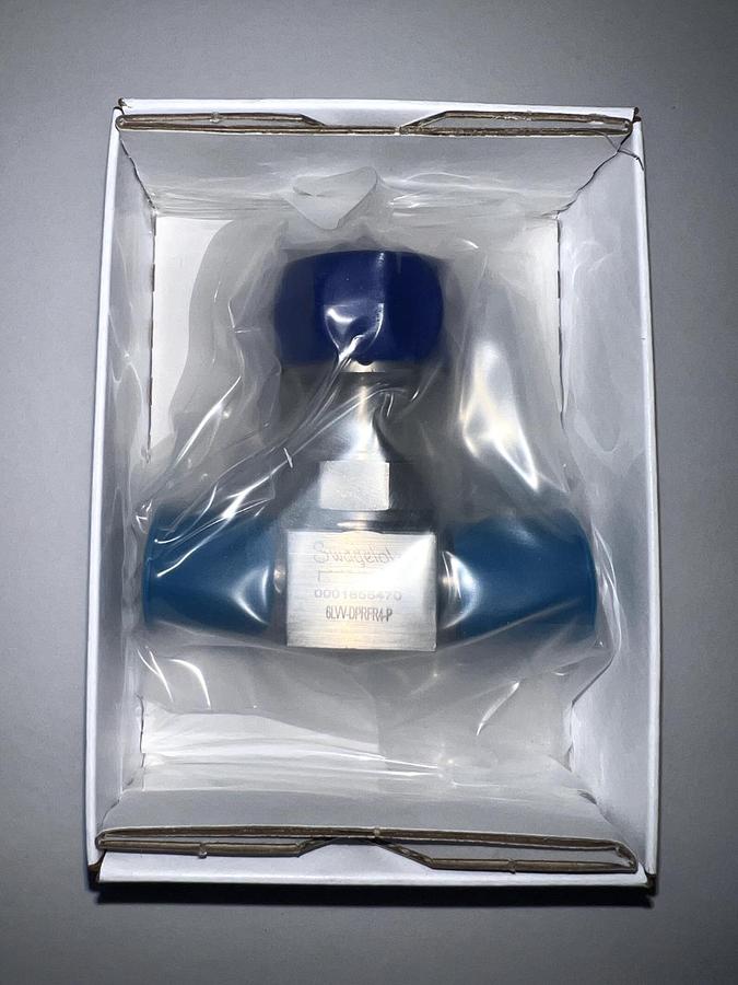 Used Swagelok 6LVV-DPRFR4-P VIM-VAR Manual Diaphragm Sealed Valve - Blue/Silver
