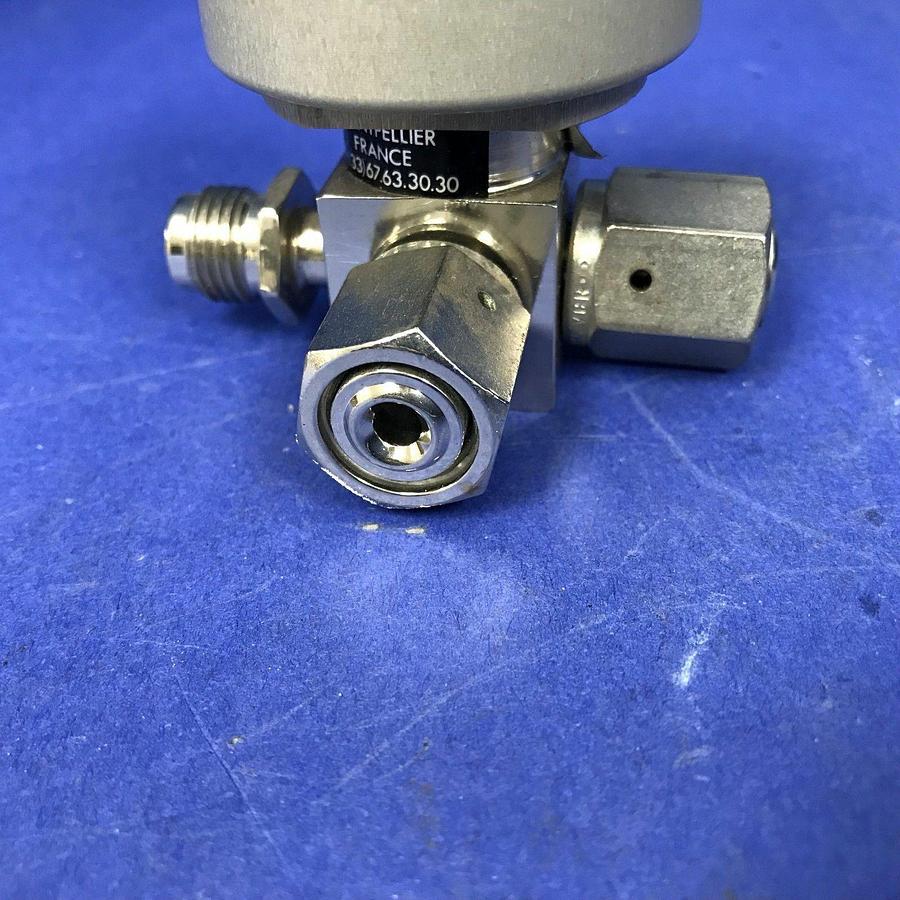 Used Qualiflow ASM Pneumatic 3-Way Test Helium Valve, 3x10(-9) atm.cm3/sec, NO, Used