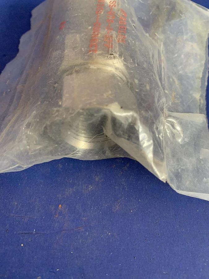 Used Swagelok SS-QT8-D-8PF Quick Connect 1/2" Female NPT, PTFE Seal, New