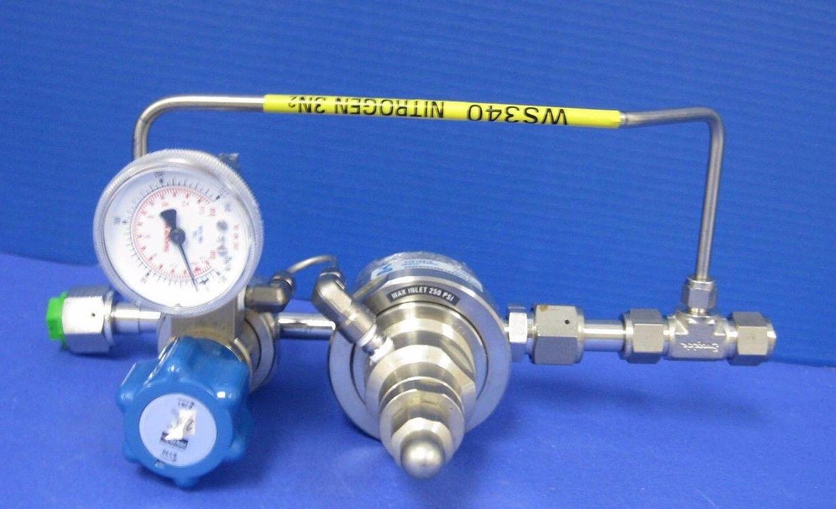 Used Veriflo SQ Double Regulator Gas Stick Assy w/ SQ420E and -30-0-200 psi Gauge