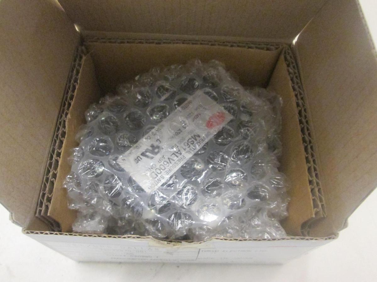 Used MANOSTAR, MS61ALV600D, MANOMETER MS6AALV 600D, New