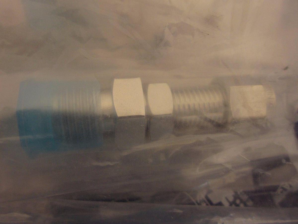 Used FUJIKIN UJR-FP-F6.35X6.35-UP Finelok Bulkhead Union Fitting, 1/4"  - Lot of 4