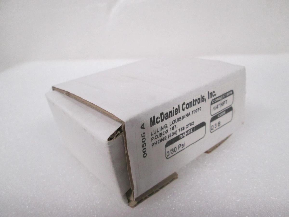 McDaniel Controls, 0-30 PSI, Q3B, Air Pressure Gauge, 1/4" NPT, New