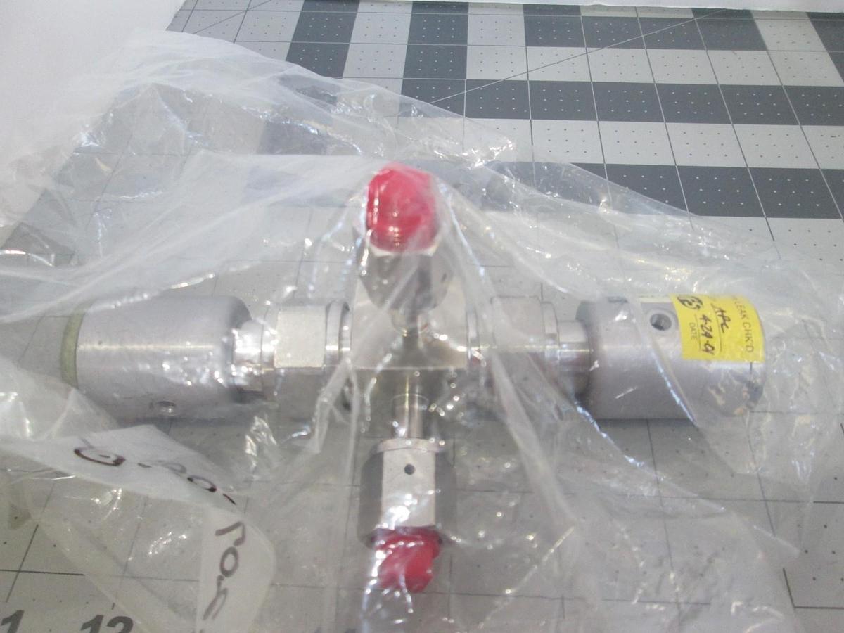 Used Nupro, SS-2MV3429DJ-ML, 3-Port High Purity Valve, New