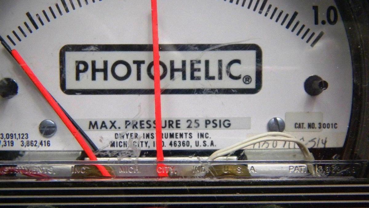 Used Dwyer 3001C Photohelic Gauge 0 to 1 inch