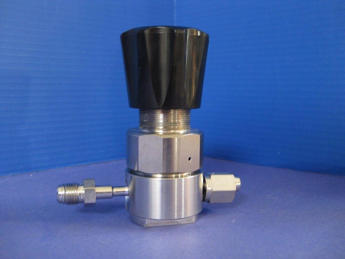 TESCOM  REGULATOR 44-2260-941-086, 1/4" FVCR x 1/4" MVCR, 25 psi, New