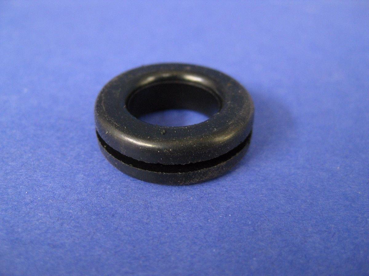 Used Lavelle 915 Firm Rubber Grommet, .562" ID x 1' OD, Lot of 100