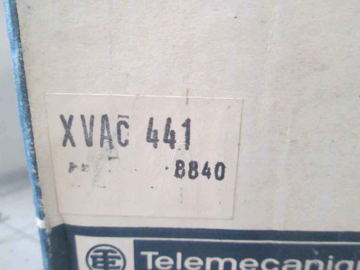 Telemecanique Red (XVAC 461) & Blue (XVAC 441) Flashing Light w/ Beacon Base