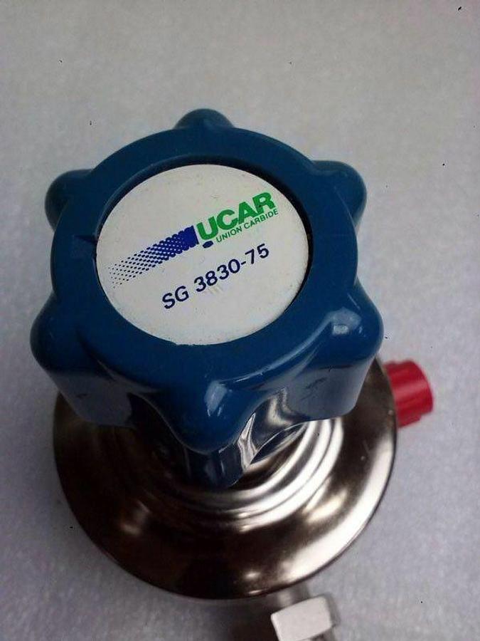 Used UCAR SG383075 Pressure Regulator, Union Carbide 1/2"in and 1/4"in MVCR, Used