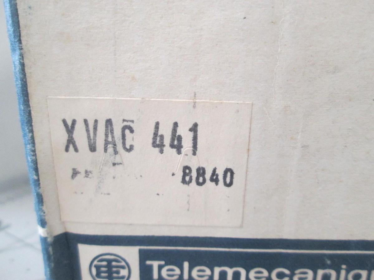 Telemecanique Red (XVAC 461) & Blue (XVAC 441) Flashing Light w/ Beacon Base