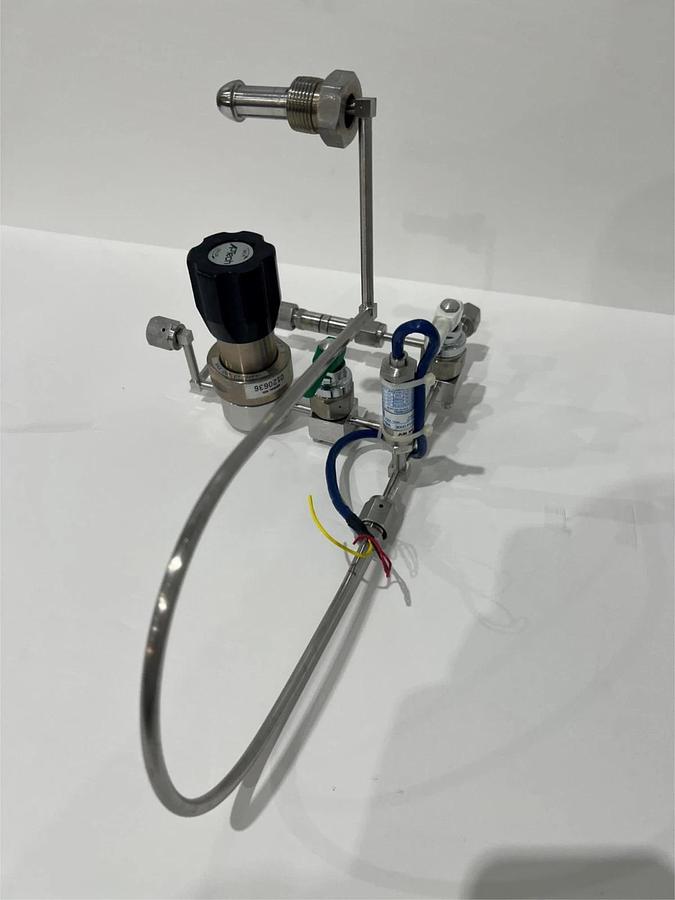 Used Aptech, AP1010SM 2PW TW4 TW4 Gas Regulator Assy w/ 2 Titan II 316 var Valves, Us