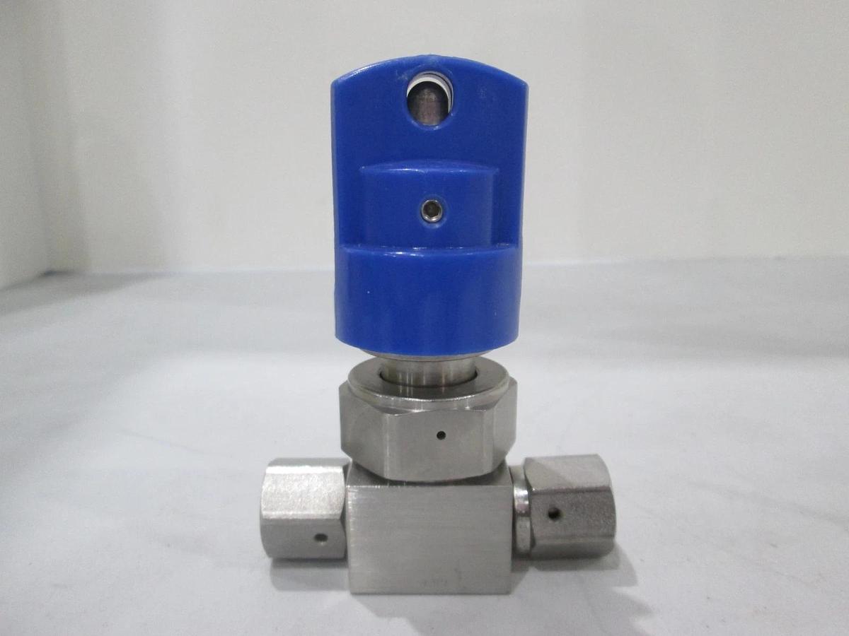 Used Swagelok, 6LV-DFHLFR4-P1-BL, Blue Manual Valve w/ Lock Out, New