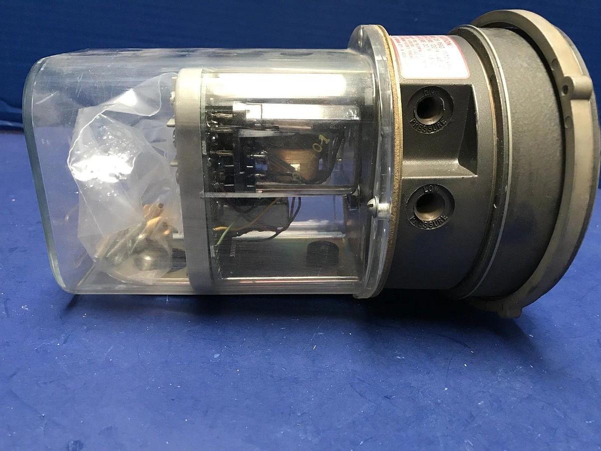 Used Dwyer 3005 Photohelic Gauge 0 to 5", used