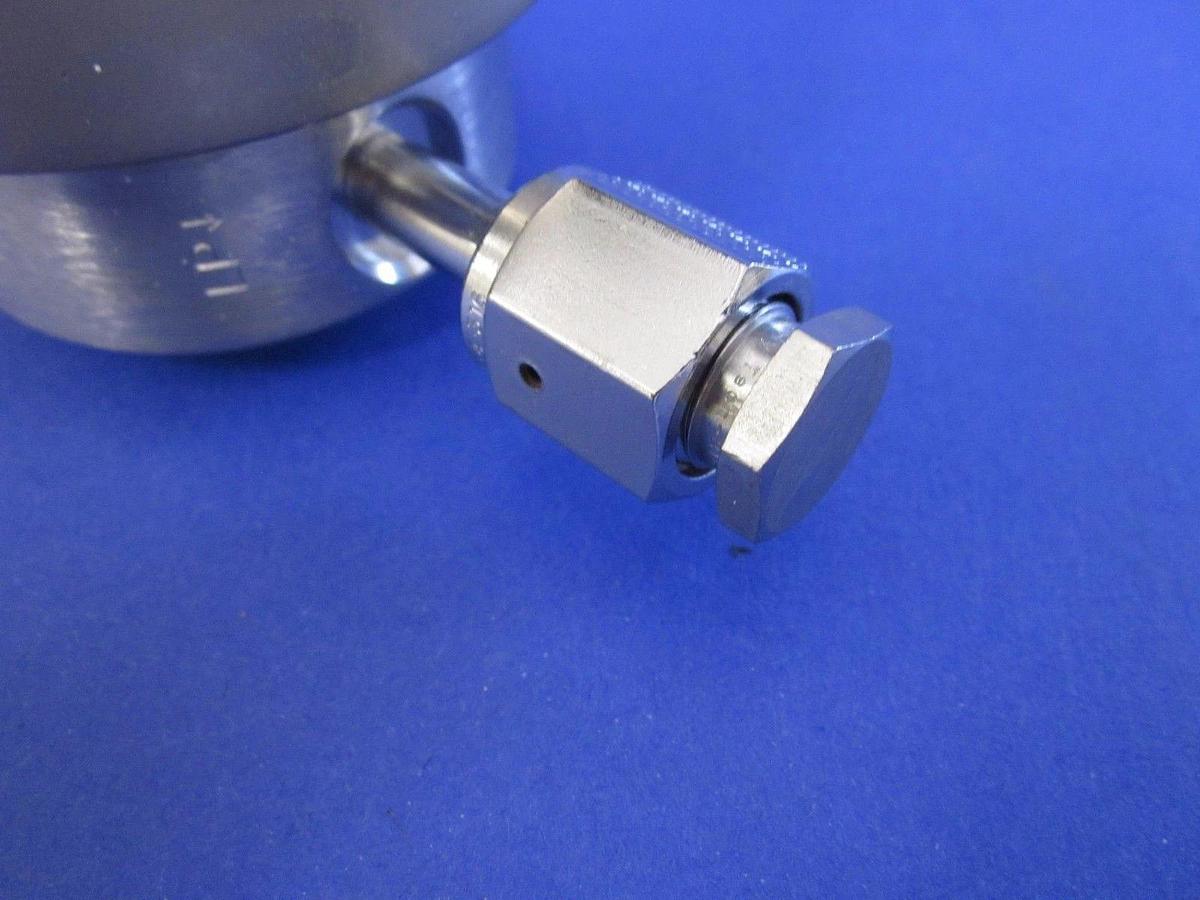 Used Veriflo HFR902W2PFSMF High Flow Pressure Regulator, 2 Ports, 1/4" MVCR/1/2" FVCR