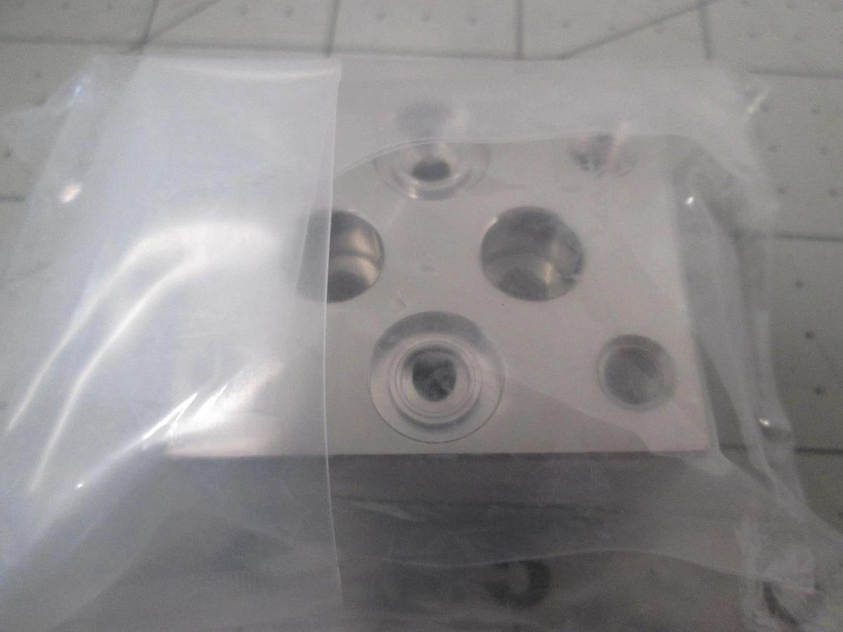 Fujikin, WV-4-20.8, SS Pipe Manifold Fitting Valve Block, New