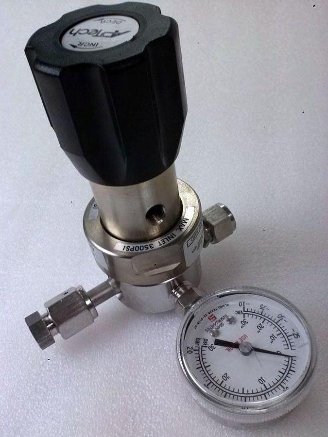Used Aptech AP1002S Regulator 3-1/2"Face to Face 1/4"M/Fvcr with Span Gauge, Used