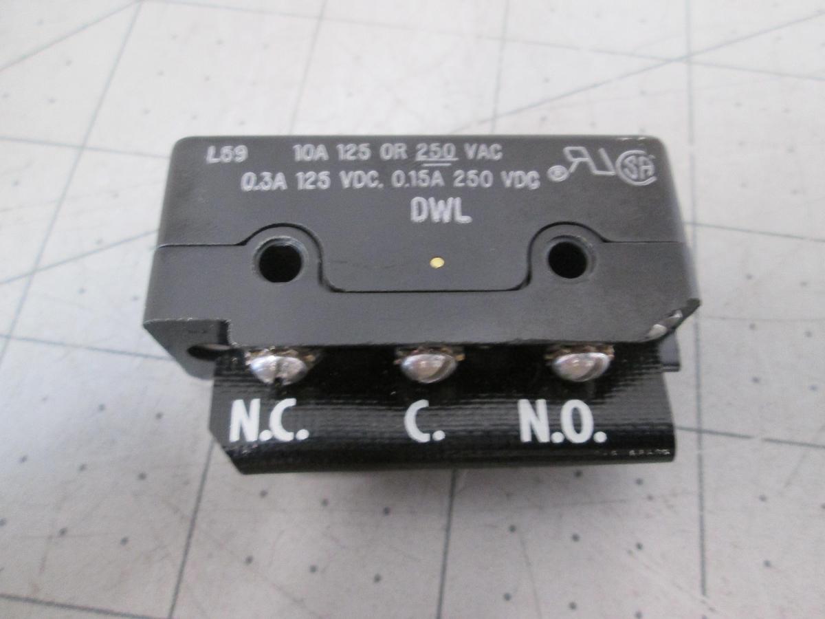 Used Honeywell, MICRO SWITCH, DT-2R-A7, MS25008-1, DPDT Pin Plunger 10A 250VAC