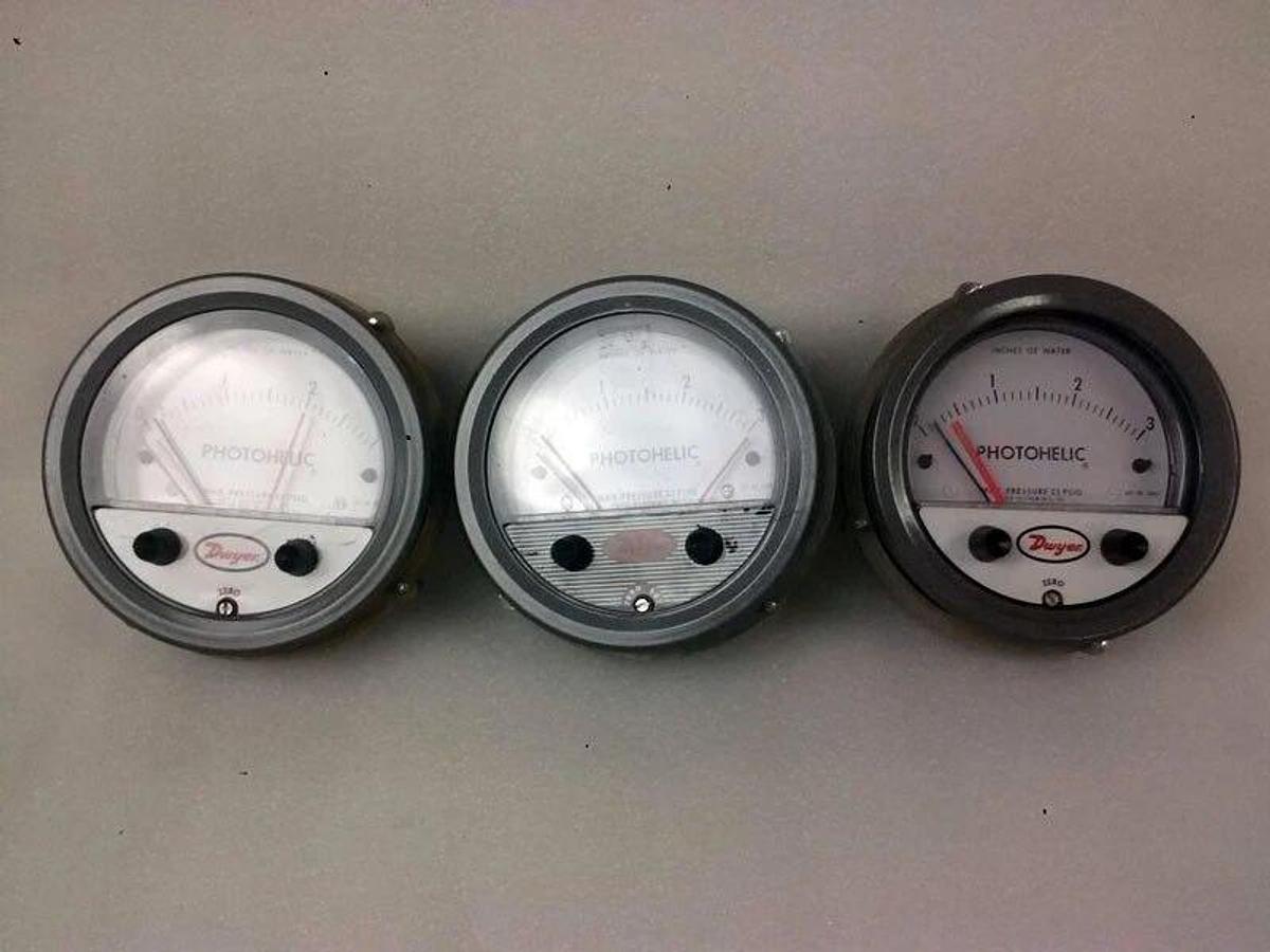 Used Dwyer 3003C Photohelic Gauge 0 to 3 inch
