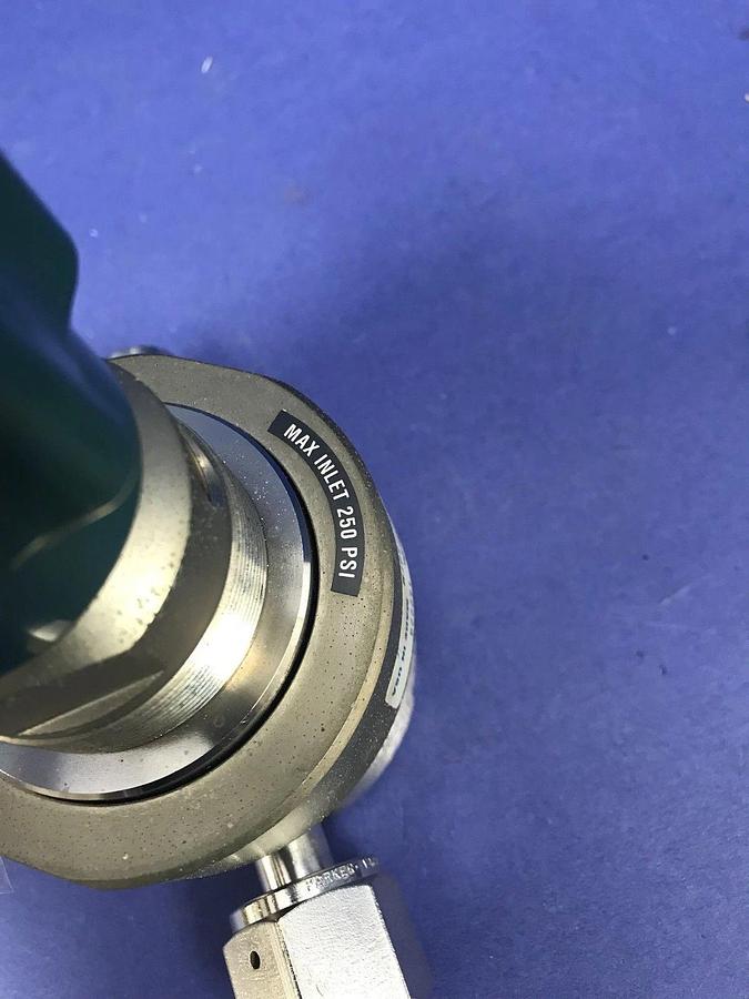 Used Veriflo SQ34050W2PFS8FM UHP Point-Of-Use Regulator, 1/2" FVCR x 1/2" MVCR