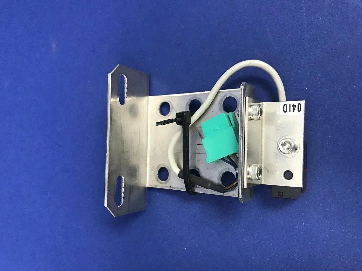 Used Yamakate HPJ-R23-004 Photoelectric sensor Assembly with Bracket, Used