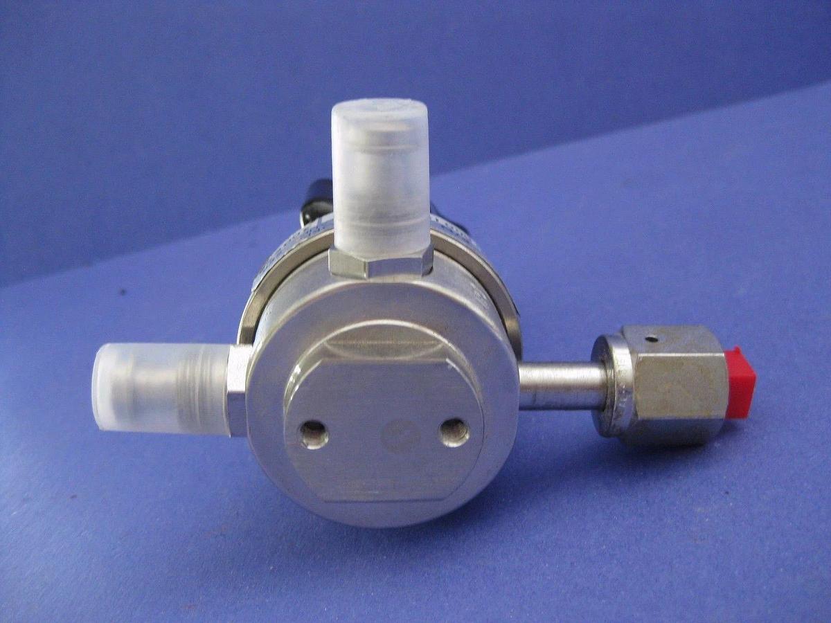 Used Veriflo IR40IW3PFSMMF Regulator, 3 Ports, 1/4" FVCR x 1/4" MVCR (x2)