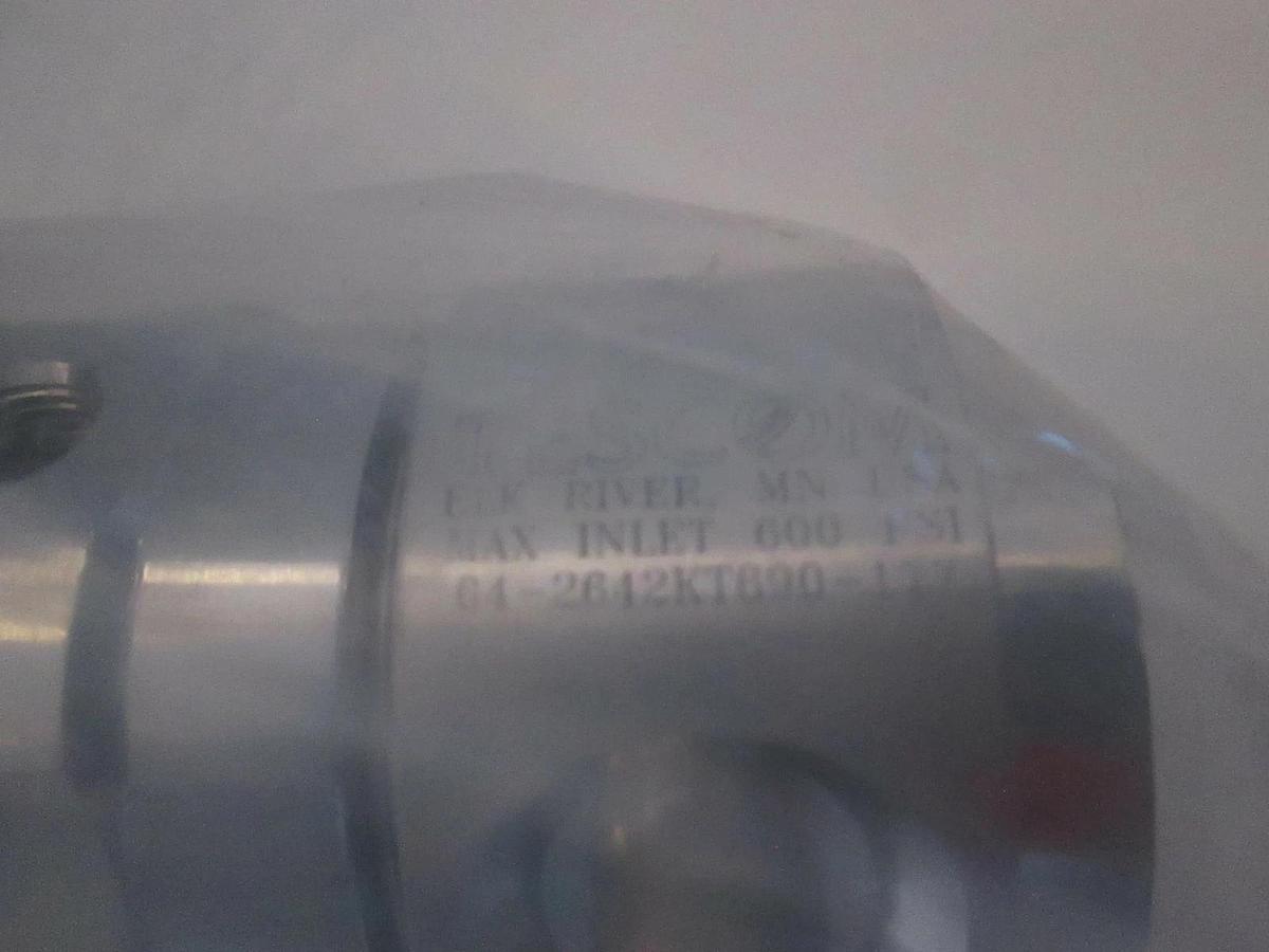 Tescom 64-2642KT690-117, Pressure Regulator - 2 Port, Male VCR Elbow