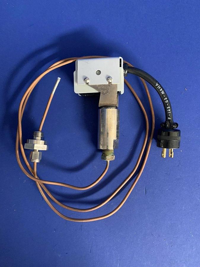 Used UE United Electric Vacuum Pressure Switch J40 7316 w/ Micro Switch, Plug & Probe