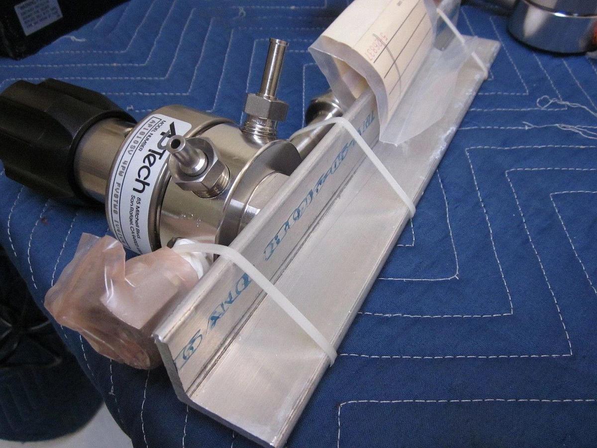 High Purity Gas Stick 12-1/2" Face to Face 1/2"F-VCR Aptech AP1810 Regulator NEW