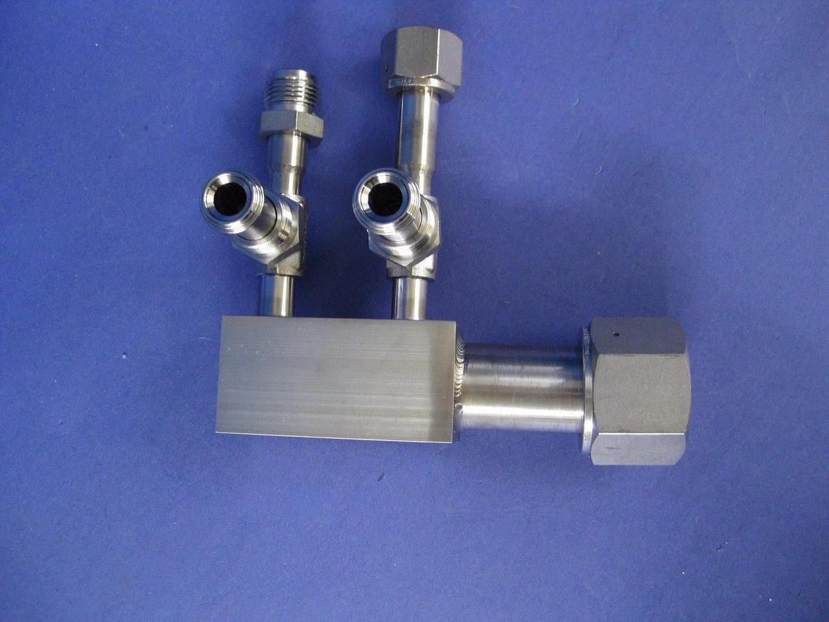 Stainless Steel Manifold w/ Swagelok VCR Fittings, 1" FVCR x 1/2" VCR, New