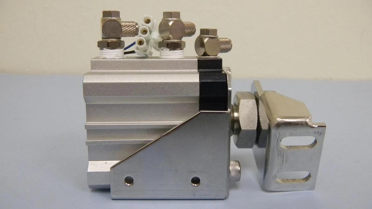 Used SMC 10-CDQ2B32-10DM-F79S-X150 Pneumatic Air Cylinder, 145PSI