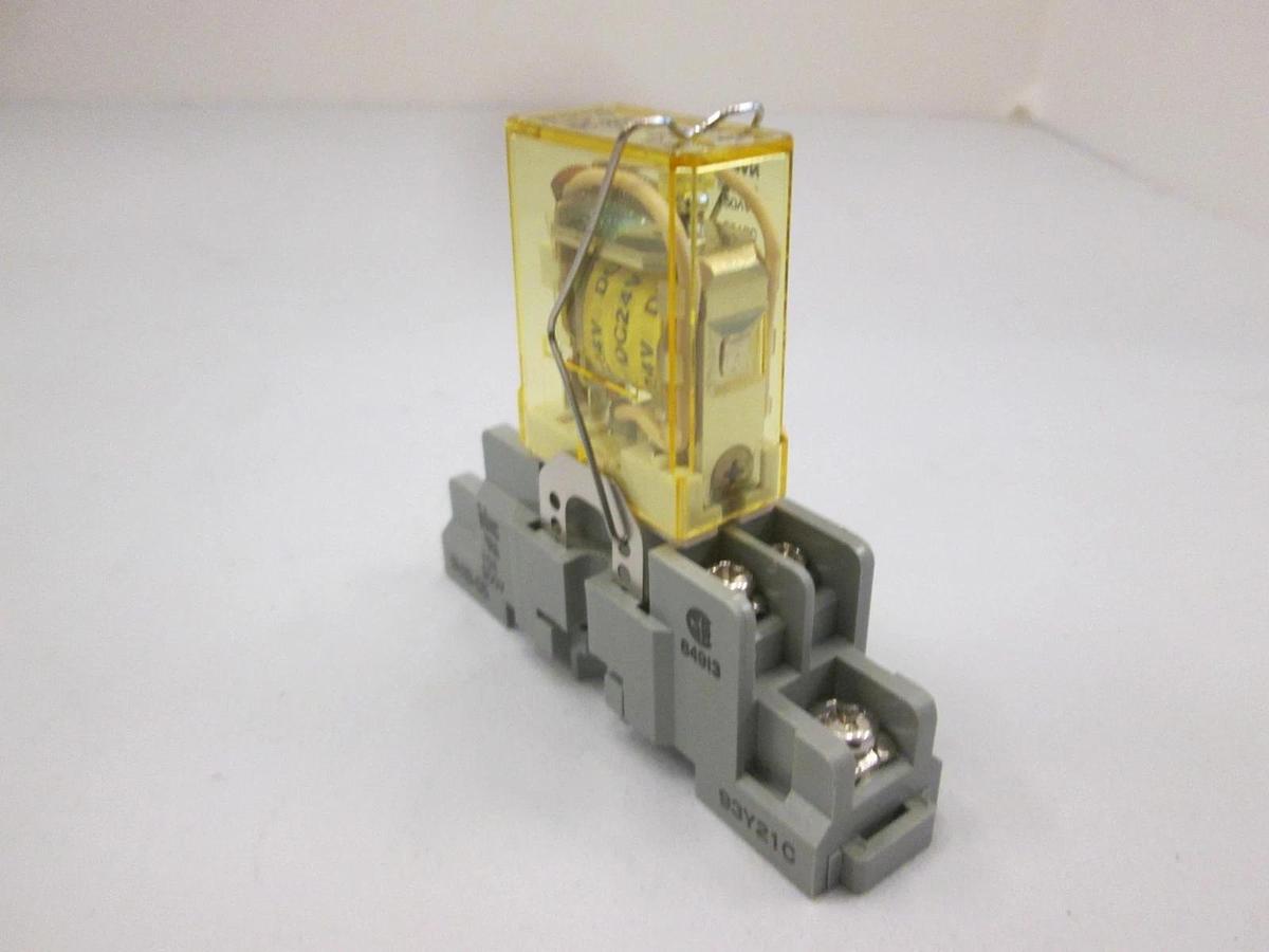 Used IDEC, RHIB-U Relay w/ SH1B-05 Relay Socket, Used
