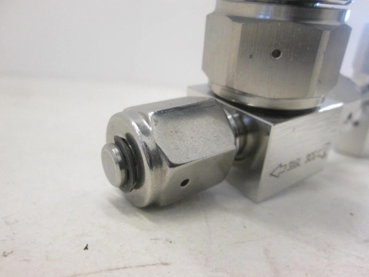 Used Parker UHP TITAN II, 316L VAR, High Purity Stainless Steel Valve w/ Tee, Used