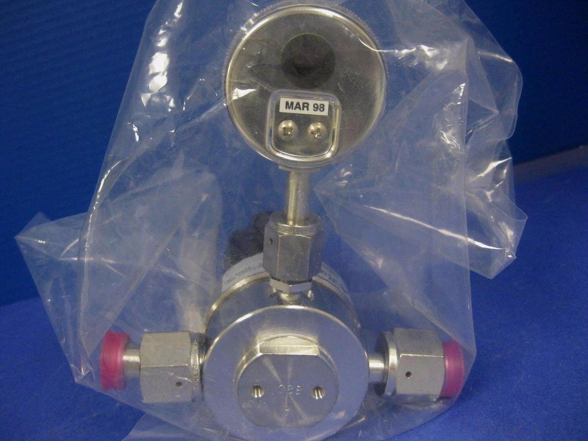 Used Aptech RegulatorAP1810S 3PW FV8 FV8 0 With Span Gauge 0-200 psi, Rfrb