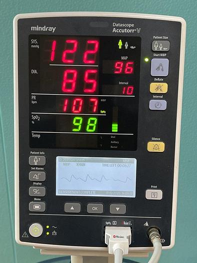 Used Datascope Mindray Accutorr V VITAL Patientenmonitor auf Trolley mit SpO2 fingersensor und Manschette