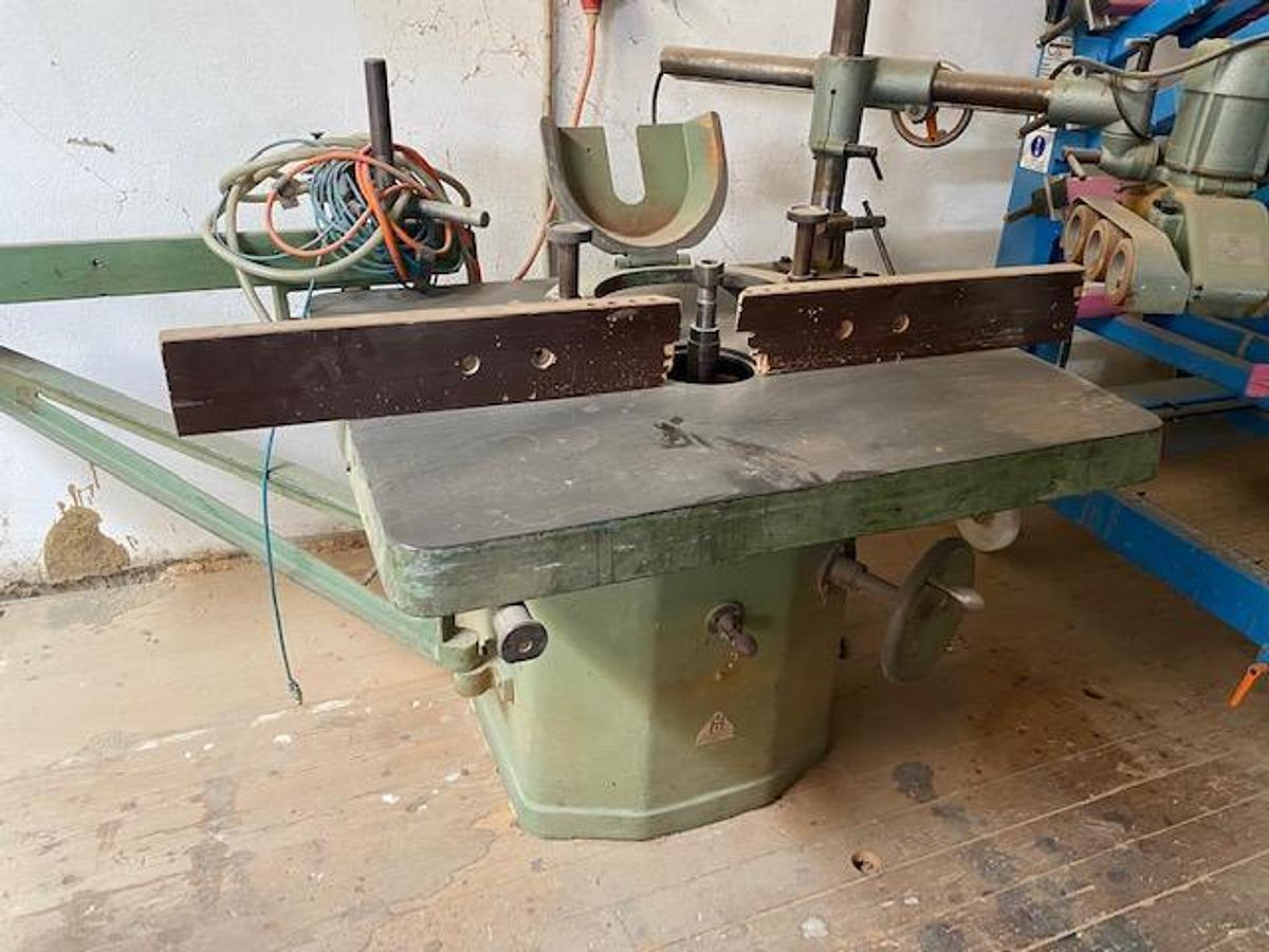 Gebraucht Tischfräse mit Rolltisch und pneumatischer Spannerund Vorschubaggregat