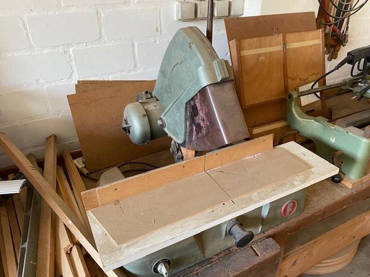 Gebraucht Fezer Kappsäge
250 er Sägeblatt
45°  schwenkbar