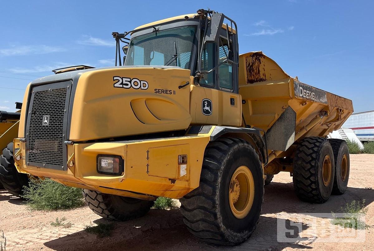Used Deere 250D 2013